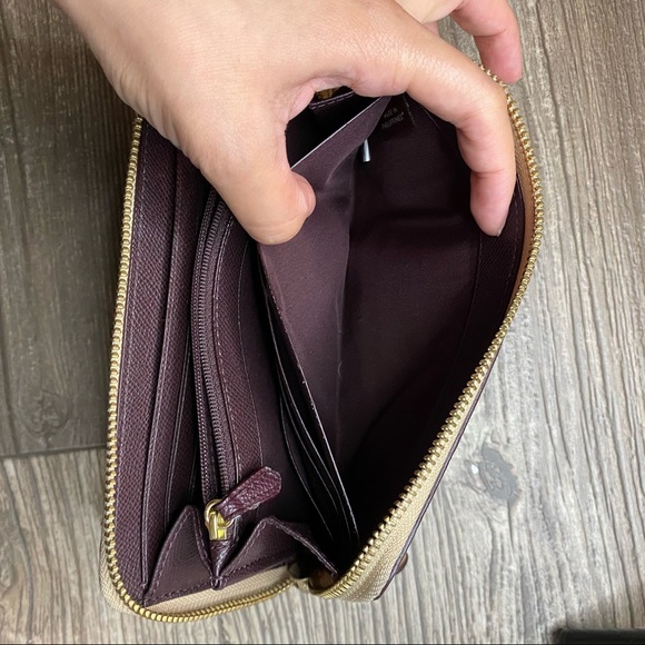 Gently used coach wallet 💯 authentic - Picture 4 of 9